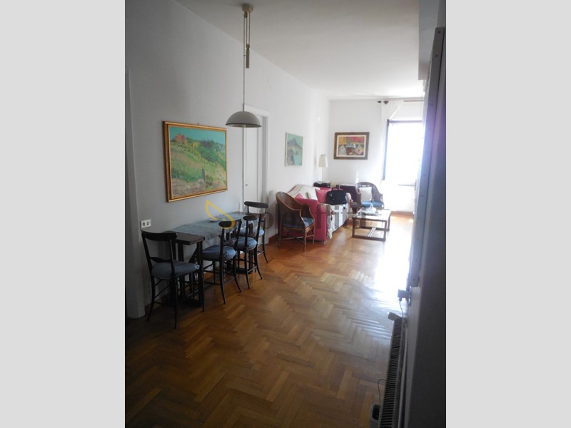 Trilocale in Affitto a Napoli, zona Chiaia, 1'200&euro;, 90 m², arredato