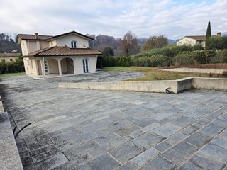Villa in Vendita a Capannori, zona Gragnano, 850'000&euro;, 200 m²