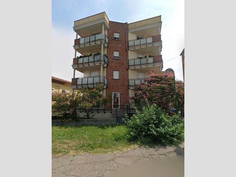 Negozio in Vendita a Trezzano sul Naviglio, 166'500&euro;, 224 m²