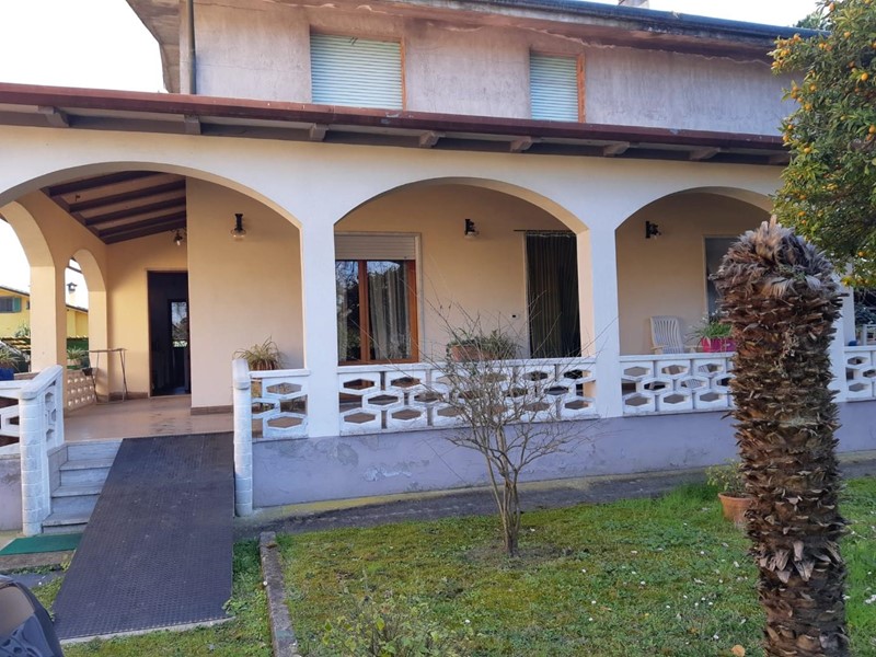 Casa Indipendente in Affitto a Massa, zona Marina di Massa, 1'700&euro;, 120 m², arredato