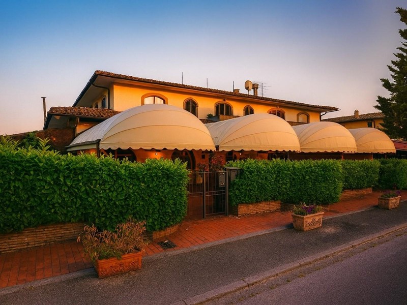 Negozio in Vendita a Montecarlo, zona San Giuseppe, 475'000&euro;, 500 m²