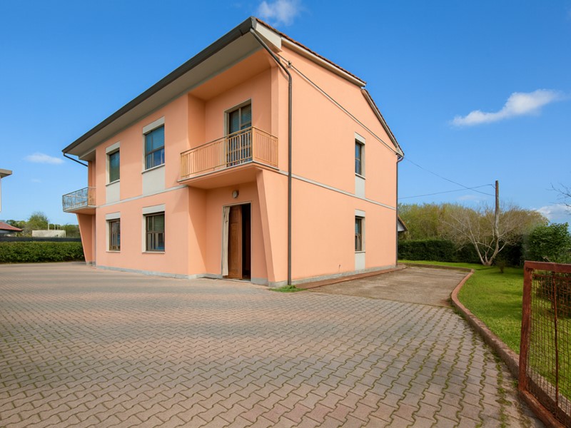 Casa Semi Indipendente in Vendita a Bientina, 230'000&euro;, 160 m², arredato, con Box