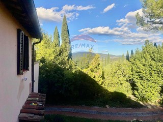 Villa in Vendita a Magione, 470'000&euro;, 320 m²