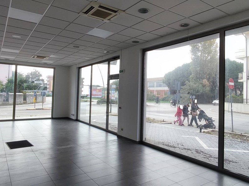 Immobile commerciale in Affitto a Giulianova, 1'500&euro;, 120 m²