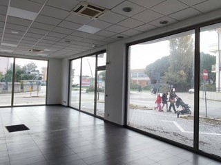 Immobile commerciale in Affitto a Giulianova, 1'500&euro;, 120 m²