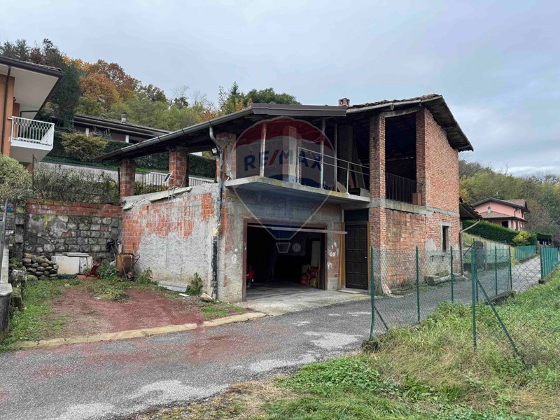 Rustico in Vendita a Besozzo, 49'000&euro;, 150 m²
