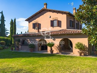 Villa in Vendita a Nepi, 700'000&euro;, 279 m²