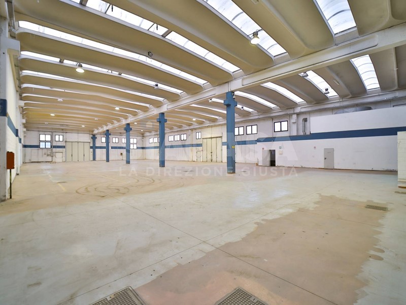 Capannone in Affitto a Vimercate, 10'834&euro;, 1805 m²