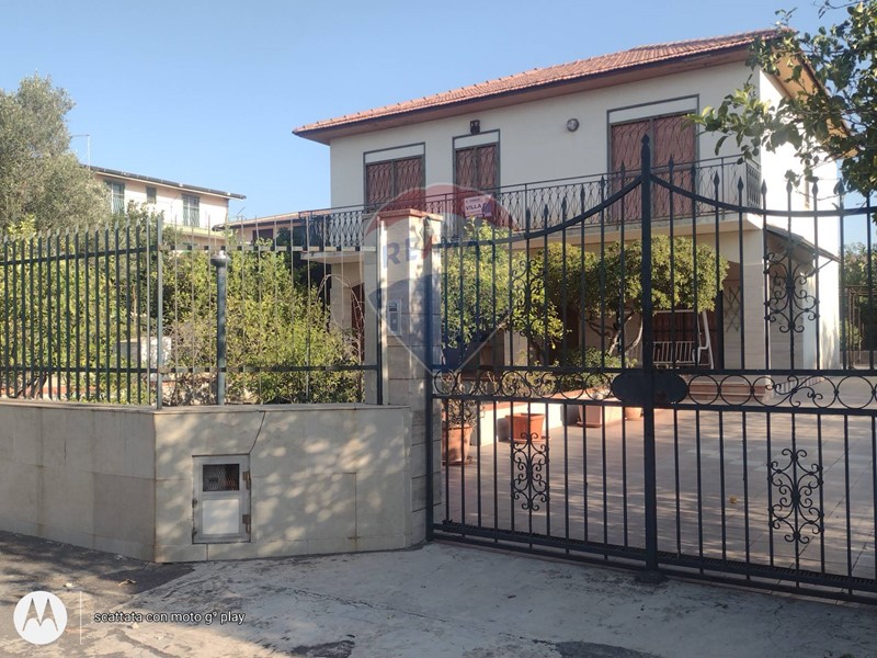 Villa in Vendita a Catania, 230'000&euro;, 162 m²