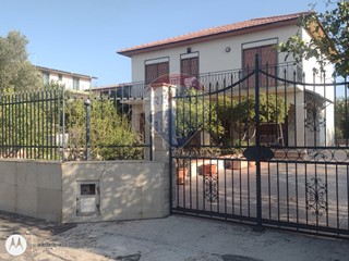 Villa in Vendita a Catania, 230'000&euro;, 162 m²