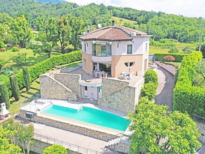 Villa in Vendita a Palazzago, 780'000&euro;, 470 m²
