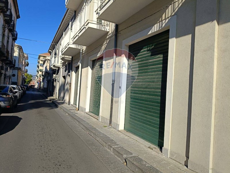 Negozio in Vendita a Giarre, 196'000&euro;, 206 m²