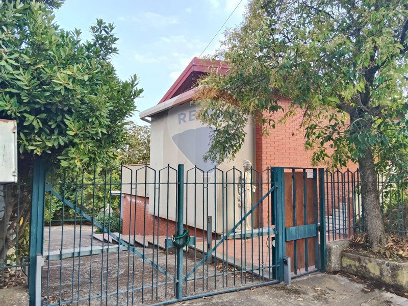 Villa in Vendita a Acireale, 250'000&euro;, 180 m²