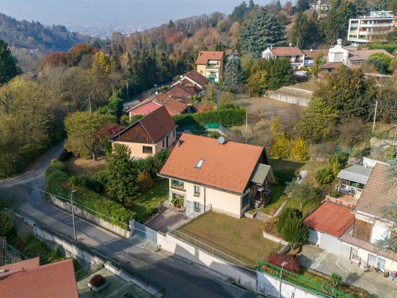 Villa in Vendita a Torino, 890'000&euro;, 233 m², con Box
