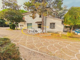 Villa in Vendita a Ancona, 350 m²