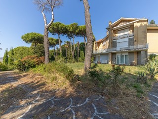 Villa in Vendita a Rocca di Papa, 950'000&euro;, 850 m²