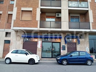 Negozio in Affitto a Mediglia, 750&euro;, 55 m²
