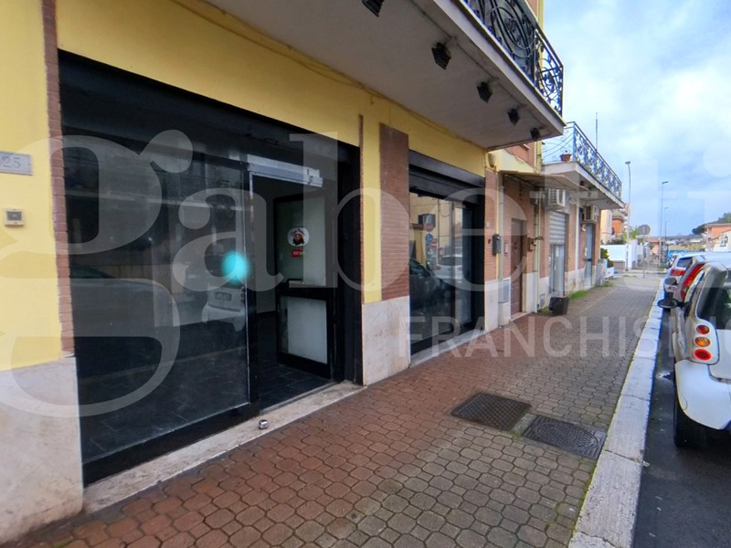 Negozio in Affitto a Aprilia, 1'000&euro;, 90 m²