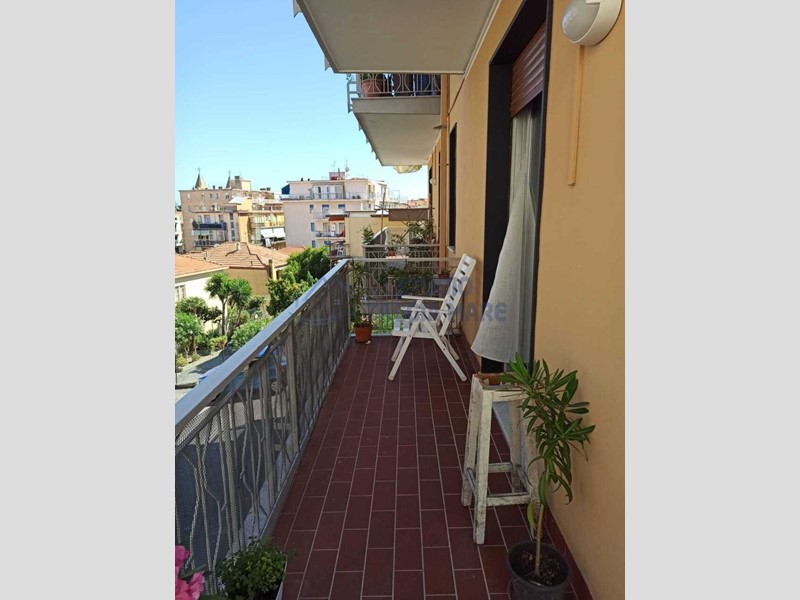 Appartamento in Vendita a Taggia, zona Arma Di Taggia, 330'000&euro;, 120 m², arredato, con Box