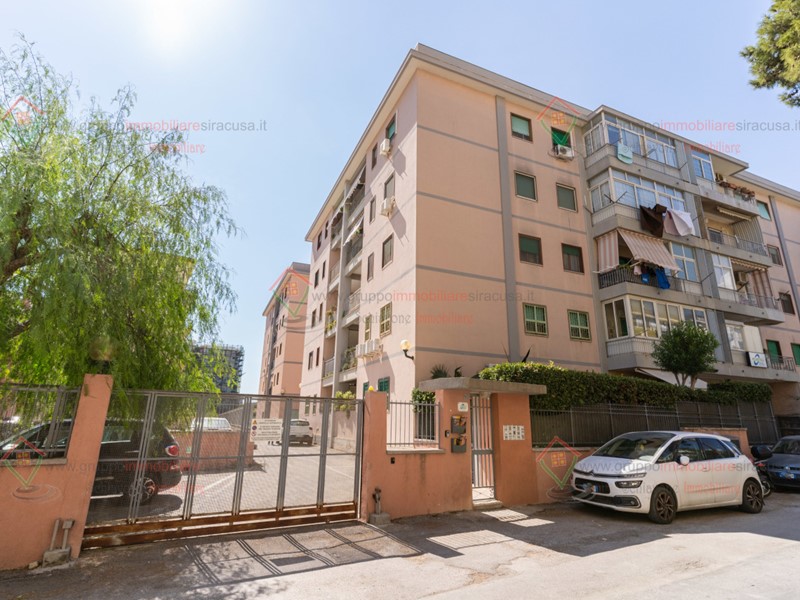 Appartamento in Vendita a Siracusa, zona Pizzuta Scala Greca, 175'000€, 165 m², con Box