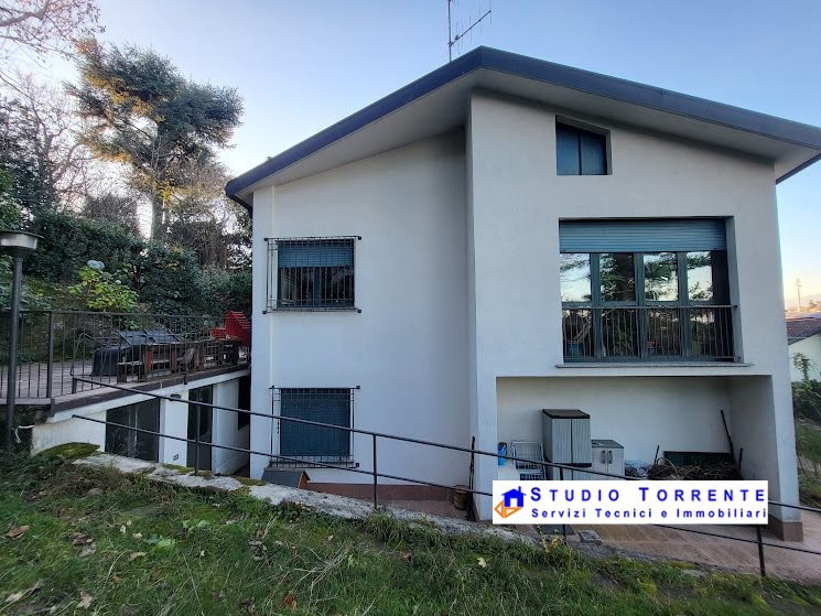 Villa in Vendita a Inverigo, 345'000&euro;, 180 m²