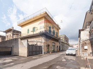 Appartamento in Vendita a Acireale, 105'000&euro;, 150 m²