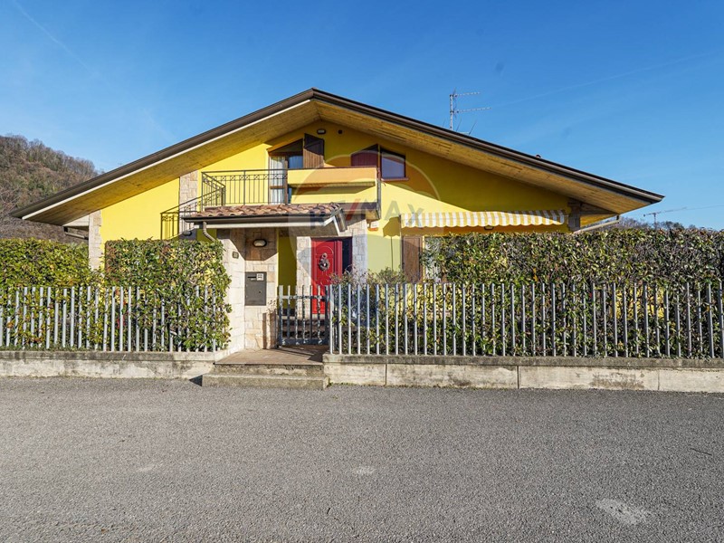 Villa in Vendita a Almenno San Salvatore, 500'000&euro;, 310 m²