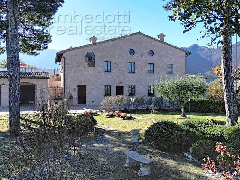 Villa in Vendita a Cagli, 595'000&euro;, 375 m²