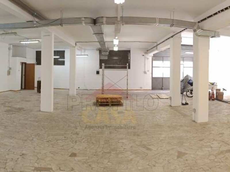 Attività commerciale in Affitto a Roma, 1'400&euro;, 300 m²
