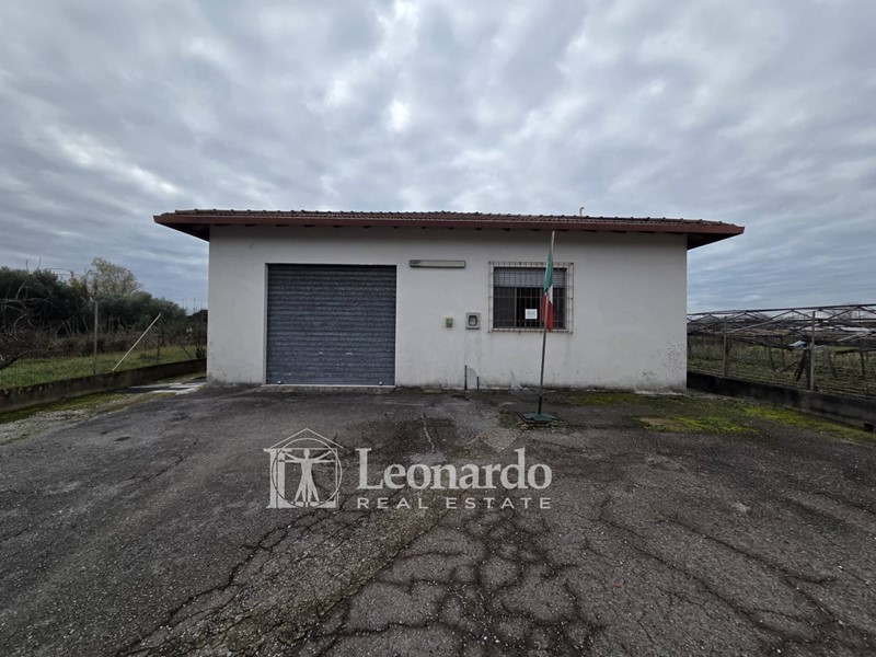 Capannone in Vendita a Massarosa, 270'000&euro;, 292 m²