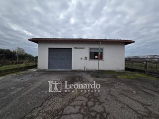 Capannone in Vendita a Massarosa, 270'000&euro;, 292 m²