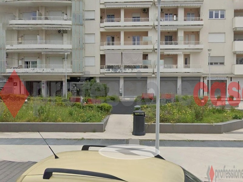 Negozio in Affitto a Salerno, 750&euro;, 53 m²