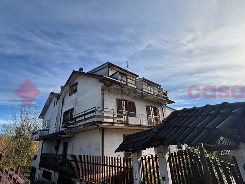 Villa in Vendita a Alatri, 149'000&euro;, 400 m²