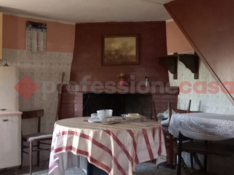 Trilocale in Vendita a Vico nel Lazio, 28'000&euro;, 85 m²