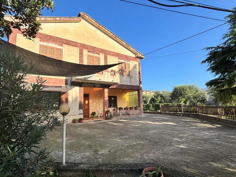 Casa Indipendente in Vendita a Alatri, 375'000&euro;, 400 m², arredato