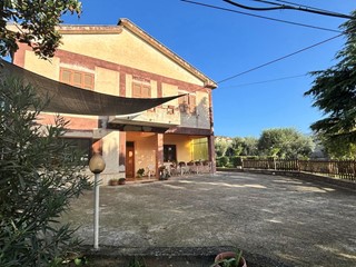 Casa Indipendente in Vendita a Alatri, 375'000&euro;, 400 m², arredato