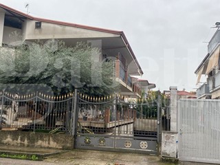 Casa Indipendente in Vendita a Carinaro, 450'000&euro;, 330 m²
