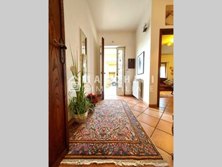 Villa bifamiliare in Vendita a Lucca, zona Santissima Annunziata, 339'500&euro;, 150 m², arredato, con Box
