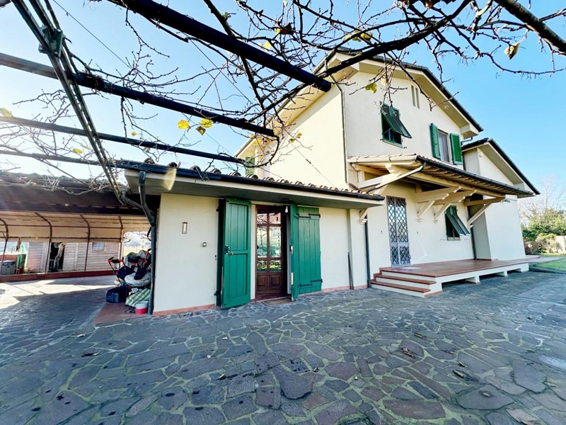 Villa in Vendita a Capannori, zona Lunata, 620'000&euro;, 240 m², con Box