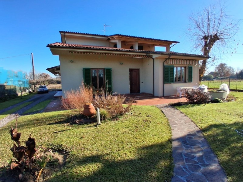 Villa in Vendita a Capannori, zona Lunata, 620'000&euro;, 277 m², con Box