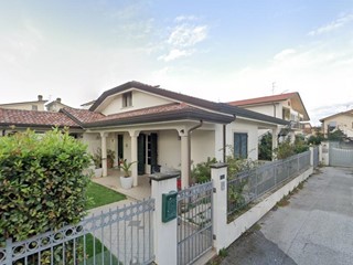 Quadrilocale in Vendita a Viareggio, zona Torre Del Lago Puccini, 206'250&euro;, 269 m²