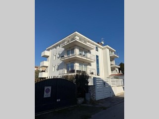 Appartamento in Vendita a Camaiore, zona Lido di Camaiore, 850'000&euro;, 90 m², arredato