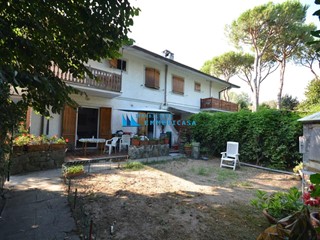 Villa bifamiliare in Vendita a Massa, zona Poveromo, 350'000&euro;, 70 m², arredato