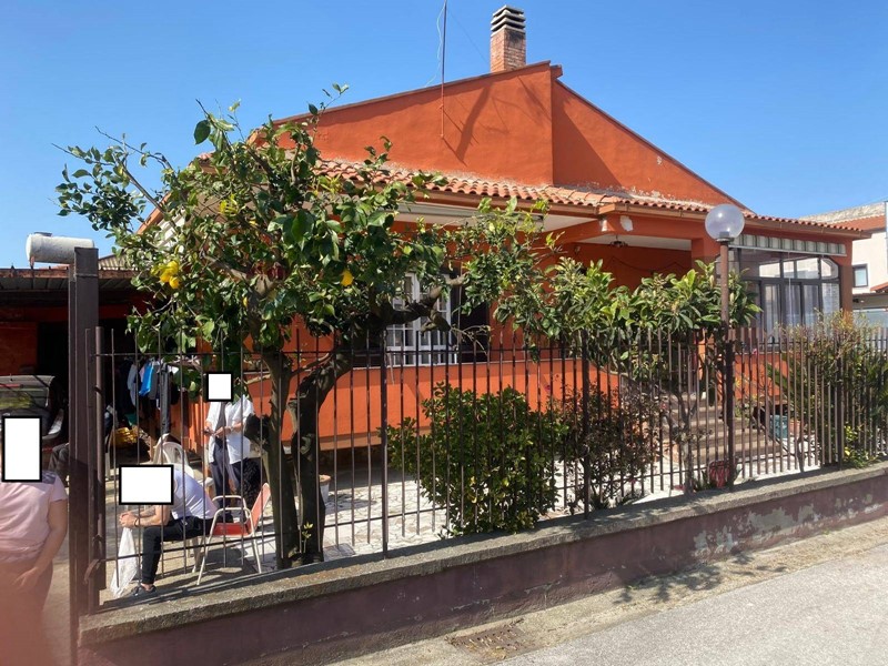 Villa in Vendita a Carinola, 140'000&euro;, 145 m²