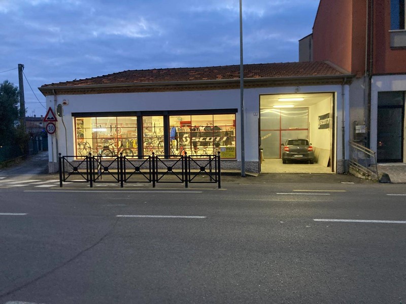 Attività commerciale in Vendita a Mantova, 260'000&euro;, 300 m²