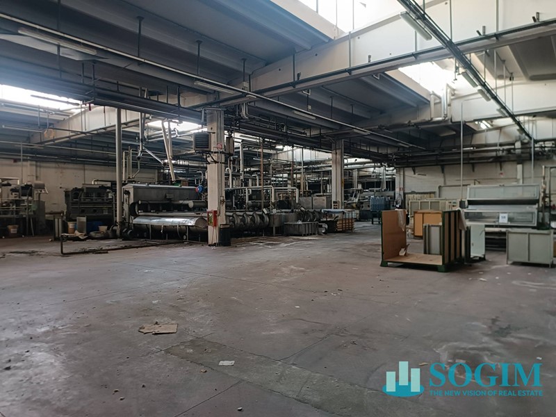 Capannone in Vendita a Casnate con Bernate, 2'900'000&euro;, 4940 m²