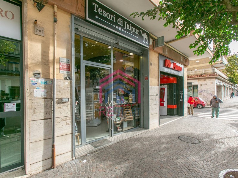 Negozio in Affitto a Pomezia, 700&euro;, 30 m²