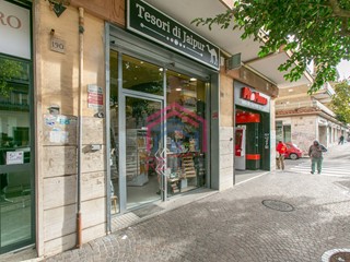Negozio in Affitto a Pomezia, 700&euro;, 30 m²