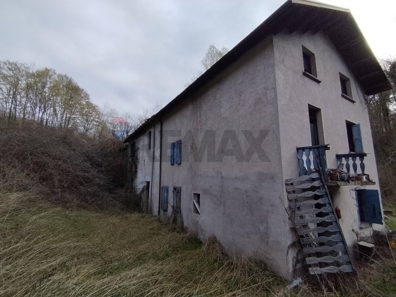 Casa Indipendente in Vendita a Belluno, 45'000&euro;, 300 m², con Box
