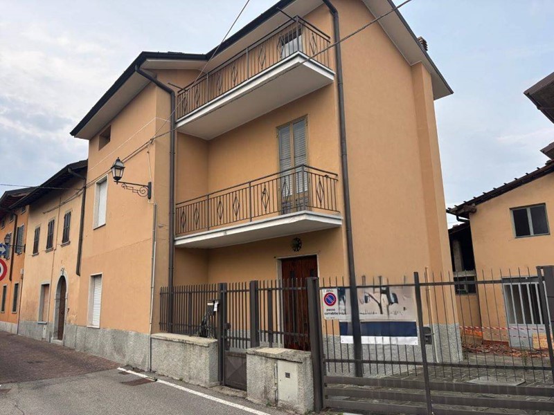 Casa Indipendente in Vendita a Terno d'Isola, 174'000&euro;, 250 m²